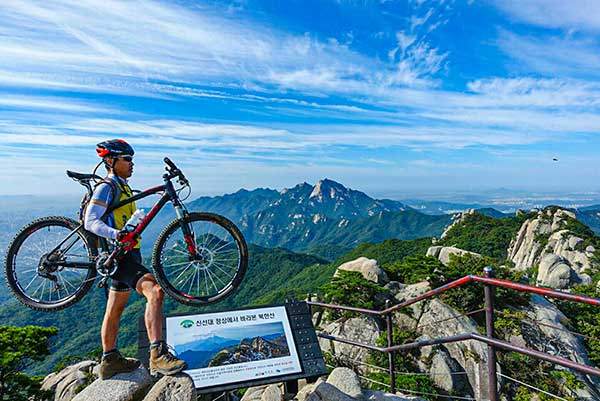 2015년 7월, 한북정맥 도봉산 암릉구간. 국립공원이라 자전거를 타지 않고 메고 주파해야 했다.