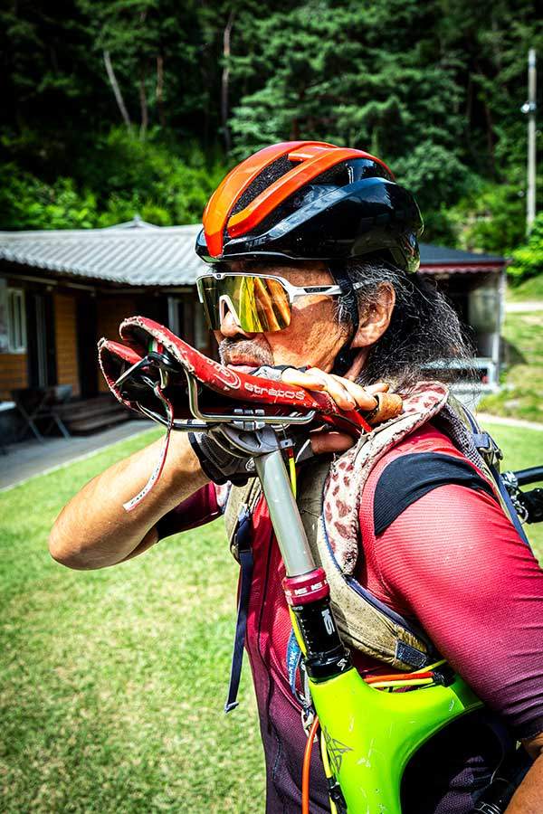 안씨는 등산배낭을 개조해 안장을 끼울 수 있는 고리를 만들어 넣었다. 어깨보호대도 덧댔다. 이런 '마개조(?)'가 아니었다면 산줄기 완주를 훨씬 수월하게 만들었다고 한다.