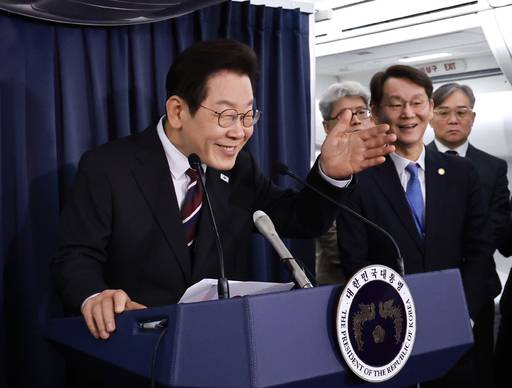 이재명 대통령이 24일(현지시간) 일본 도쿄 하네다공항 이륙 뒤 한미 정상회담을 위해 미국 워싱턴DC로 향하는 공군 1호기 기내에서 기자간담회를 하며 취재진 질문을 받고 있다.&nbsp; 연합뉴스