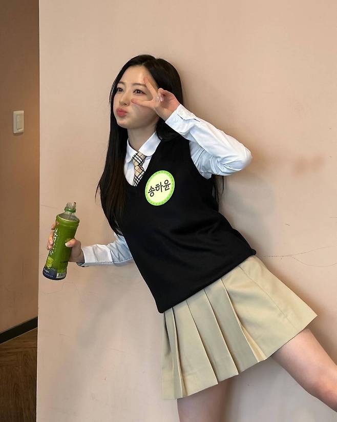 송하윤과 최초 폭로자 A씨의 주장이 대립하면서 법적 싸움으로 번졌다. 송하윤 SNS 제공