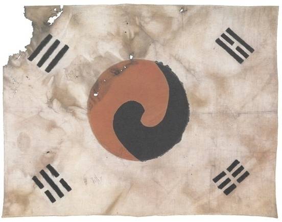 2009년 서울 은평구 진관사에서 독립신문류와 함께 태극기가 발견되었다. 일장기 위에 덧그려진 형태로 만들어진 이 태극기는 1919년 제작된 것으로 추정된다. 국가유산청 제공