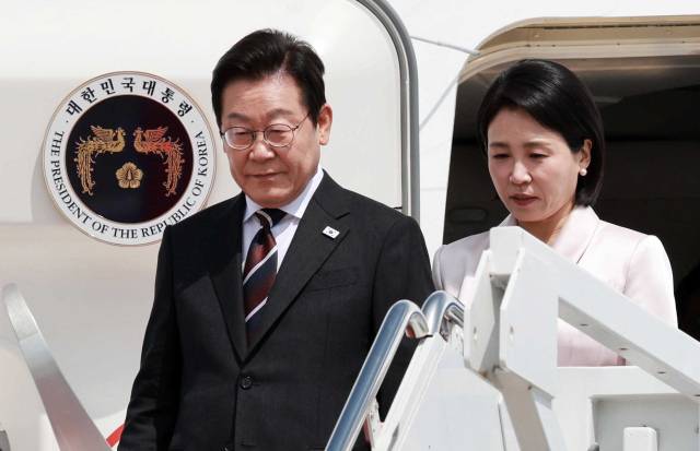 이재명 대통령과 김혜경 여사가 24일(현지시간) 미국 워싱턴DC 인근 앤드루스 합동기지에 도착해 공군 1호기에서 내리고 있다.