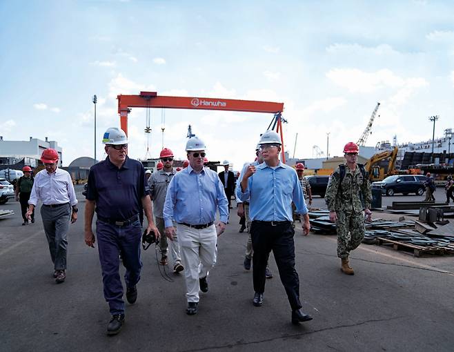 7월30일(현지시간) 존 펠런 미 해군성 장관(가운데)이 미국 필라델피아에 위치한 한화 필리조선소를 방문해 조선업 협력 방안을 논의했다.&nbsp;