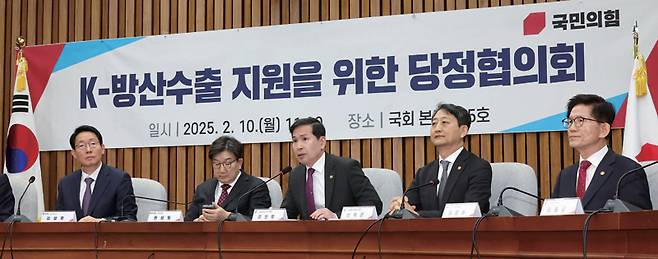 김선호 당시 국방부 장관 직무대행(가운데)이 2월10일 국회에서 열린 'K-방산수출 지원을 위한 당정협의회'에서 발언하고 있다. 왼쪽부터 김상훈 당시 국민의힘 정책위의장, 권성동 국민의힘 의원, 김선호 직무대행, 안덕근 당시 산업부 장관, 김문수 당시 노동부 장관 ⓒ연합뉴스