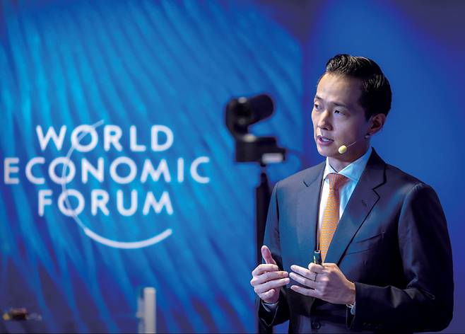 김동관 한화그룹 부회장이 2024년 1월 다보스포럼에서 한화의 탈탄소 비전을 밝히고 있다. ⓒ한화 제공