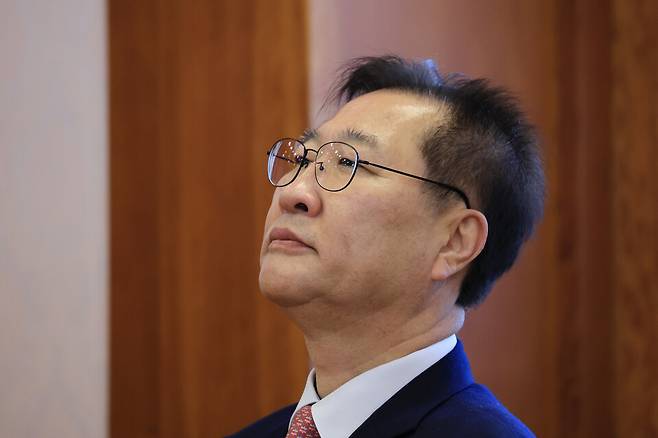 박성재&nbsp;법무부 장관이 24일 서울 종로구 헌법재판소 소심판정에서 열린 탄핵 심판 첫 변론준비기일에 참석해 생각에 잠겨있는 모습 ⓒ연합뉴스