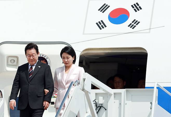 이재명 대통령과 김혜경 여사가 24일(현지 시각) 미국 워싱턴DC 인근 앤드루스 합동기지에 도착해 공군 1호기에서 내리고 있다. ⓒ연합뉴스