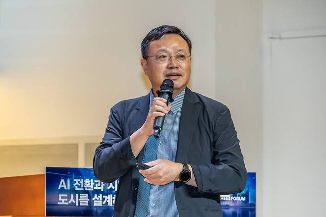 25일 서울 중구 을지로5길 19 페럼타워에서 열린 '시사저널 굿시티포럼 2025'에서 이영탁 SKT 부사장이 'AI강국을 위한 생태계 구축 방안과 울산 AIDC의 의미'를 주제로 강연하고 있다. ⓒ시사저널 최준필