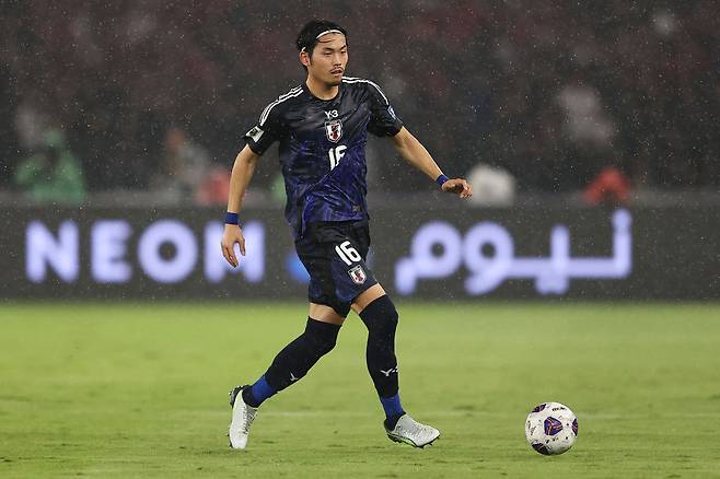 일본 축구대표팀 수비수 마치다 코키가 지난해 11월 북중미월드컵 아시아 3차예선 인도네시아전에서 드리블하고 있다. Getty Images코리아