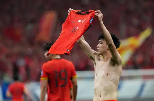 ▲ 중국 축구가 연령별 대표팀 공격수들을 과도하게 칭찬하면서 상당한 부담감을 안기고 있다. 실체가 없는데도 잠재력이 풍부한 유망주들이 쏟아져 나왔다는 기대감을 바탕으로 중국 축구의 부흥을 주문하고 있다. 중국이 축구천재라고 부르는 왕위동. ⓒ 소후닷컴