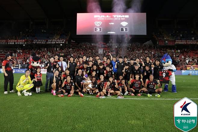 포항 스틸러스 선수들이 24일 포항 스틸야드에서 열린 전북 현대전 승리 후 기념 사진을 촬영하고 있다. /사진=한국프로축구연맹 제공