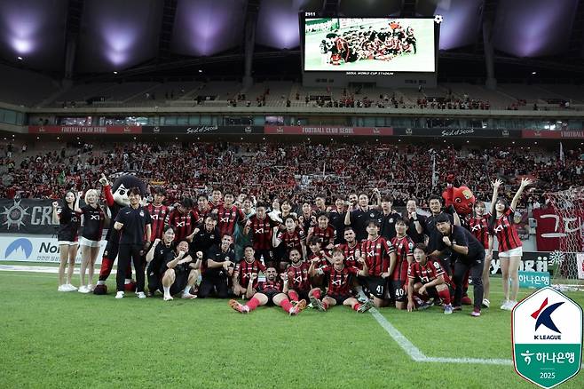 FC서울 선수들이 24일 서울월드컵경기장에서 열린 울산 HD전 승리 후 팬들과 기념 사진을 촬영하고 있다. /사진=한국프로축구연맹 제공