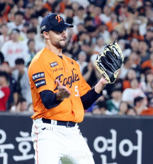 한화 라이언 와이스가 24일 SSG전에서 타구를 처리한 야수들의 플레이에 감탄하고 있다. /사진=강영조 선임기자