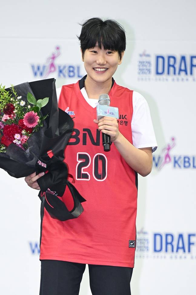 이원정이 드래프트 소감을 밝히고 있다. /사진=WKBL 제공
