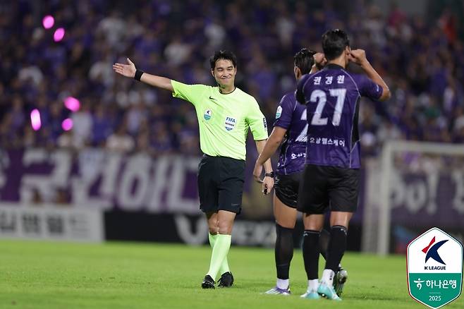 지난 15일 FC안양-포항 스틸러스전에서 안양 권경원에게 레드카드를 준 김종혁 주심. 대한축구협회 심판위원회는 당시 퇴장은 오심이었다고 결론을 내렸다. /사진=한국프로축구연맹