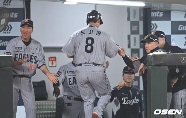 노시환(가운데)과 하이파이브를 하는 김경문 감독.