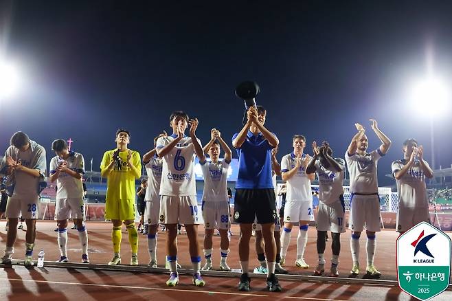 인천 유나이티드 선수들이 24일 청주종합운동장에서 열린 충북청주전 승리 후 원정 팬들과 기뻐하고 있다. /사진=한국프로축구연맹 제공