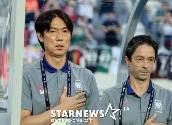 홍명보 감독이 지난 7월 용인미르종합운동장에서 열린 2025 동아시아축구연맹(EAFF) E-1 챔피언십(동아시안컵) 일본과의 최종전을 준비하고 있다. /사진=강영조 선임기자