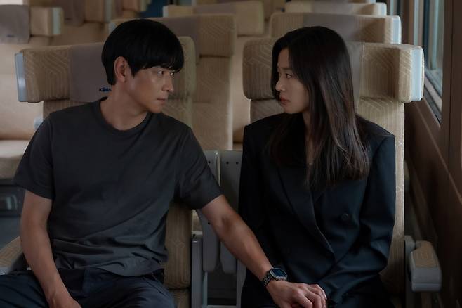 ‘북극성’ 강동원과 전지현. 사진ㅣ월드디즈니컴퍼니 코리아