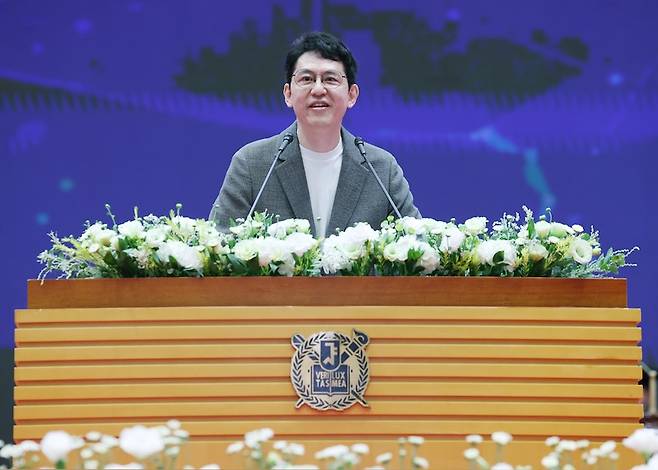 김준구 네이버웹툰 대표가 지난해 8월 29일 서울 관악구 서울대학교에서 열린 제78회 후기 학위수여식에서 축사하고 있다. 네이버웹툰은 미국 나스닥에 직상장했다. [사진 | 뉴시스]