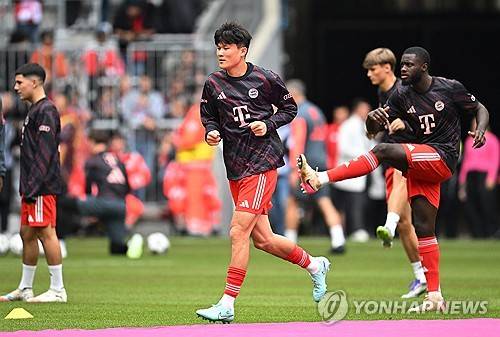 독일에서 축구 관련 최고 신뢰도를 확보하고 있는 전문지 '키커'가 24일(한국시간) 바이에른 뮌헨이 이적시장에 내놓았던 김민재를 더 이상 판매하지 않을 거라고 보도했다.&nbsp;매체는 '사우디아라비아로부터 비상식적인 제안이 오지 않는다면, 김민재는 뮌헨에서 계속 뛸 것'이라며 사실상 잔류한다고 전했다. 김민재는 뮌헨에서 세전 연봉 270억원을 받는 것으로 알려졌다. 사우디에서 거액 쾌척하는 구단 아니면 유럽에서 그의 연봉을 감당하는 새 구단 나오기가 쉽지 않다는 전망이다. 연합뉴스