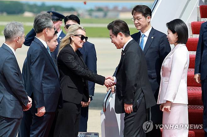 이재명 대통령 부부 워싱턴 도착 (워싱턴=연합뉴스) 홍해인 기자 = 이재명 대통령과 김혜경 여사가 24일(현지시간) 미국 워싱턴DC 인근 앤드루스 합동기지에 도착해 영접 나온 미국 측 애비 존스 부의전장과 인사하고 있다. 2025.8.25 hihong@yna.co.kr