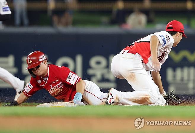 도루하는 정준재 (광주=연합뉴스) 조남수 기자 = 2일 광주기아챔피언스필드에서 열린 프로야구 SSG 랜더스와 KIA 타이거즈의 경기. SSG 7회초 2사 1루에서 1루 주자 정준재가 1번 최지훈 타석 때 2루 도루에 성공하고 있다. KIA 수비는 박민. 2025.7.2 iso64@yna.co.kr