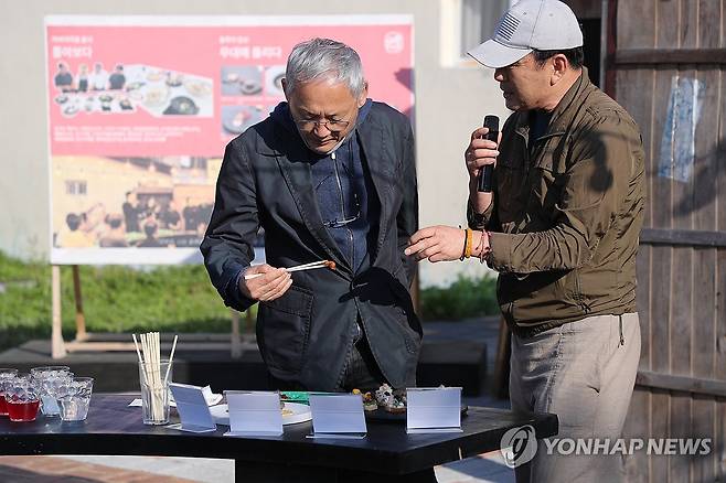 속초 음식 맛보는 유인촌 장관 [연합뉴스 자료사진]