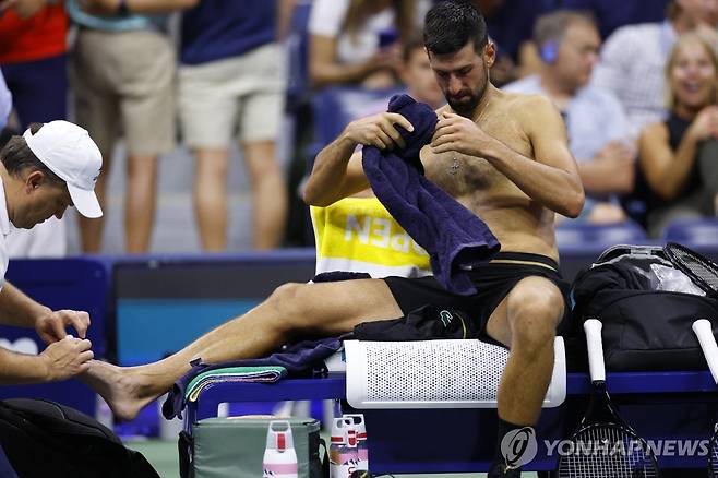 2세트 후 발 부위 치료를 받는 조코비치(오른쪽) [로이터=연합뉴스]