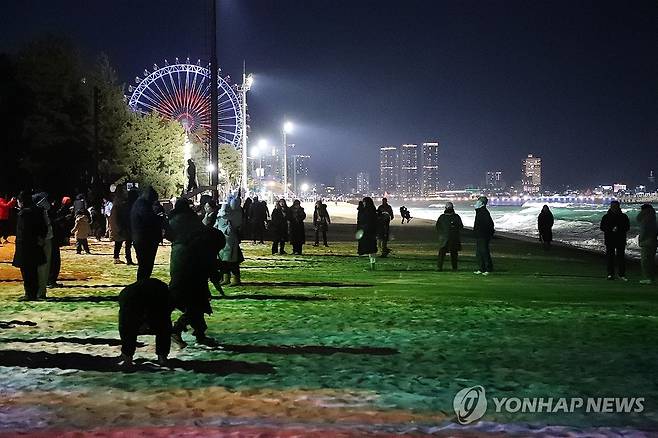 미디어아트로 풍성해진 속초해변의 밤 [연합뉴스 자료사진]