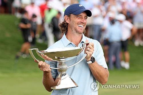 페덱스컵 트로피를 들고 기뻐하는 플리트우드. [AFP/게티이미지=연합뉴스]