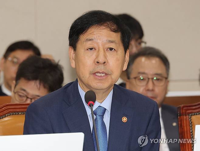 의원질의 답변하는 구윤철 부총리 (서울=연합뉴스) 류영석 기자 = 구윤철 경제부총리 겸 기획재정부 장관이 19일 국회에서 열린 기획재정위원회 전체회의에서 의원 질의에 답변하고 있다. 2025.8.19 ondol@yna.co.kr