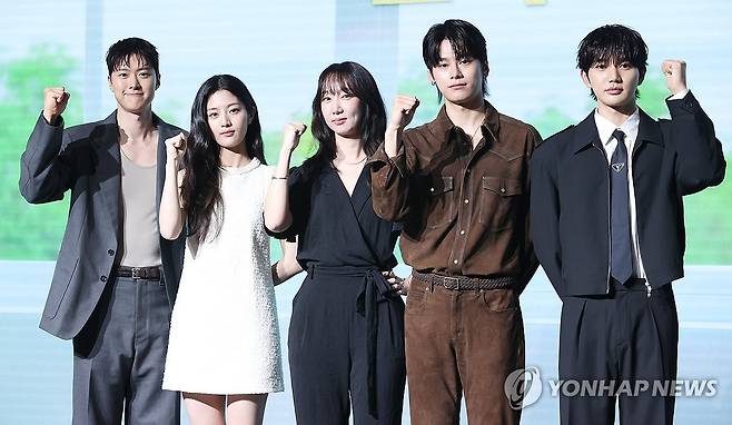 영화 '고백의 역사' 제작보고회 (서울=연합뉴스) 강민지 기자 = 25일 서울 마포구 호텔나루서울엠갤러리에서 열린 영화 '고백의 역사' 제작보고회에서 감독과 배우들이 포즈를 취하고 있다. 왼쪽부터 공명, 신은수, 남궁선 감독, 차우민, 윤상현. 2025.8.25 mjkang@yna.co.kr