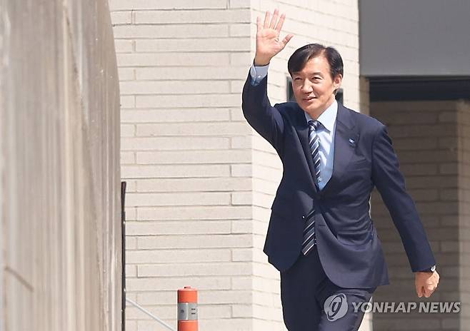 조국 위원장, 평산마을 손 인사 [연합뉴스 자료사진]