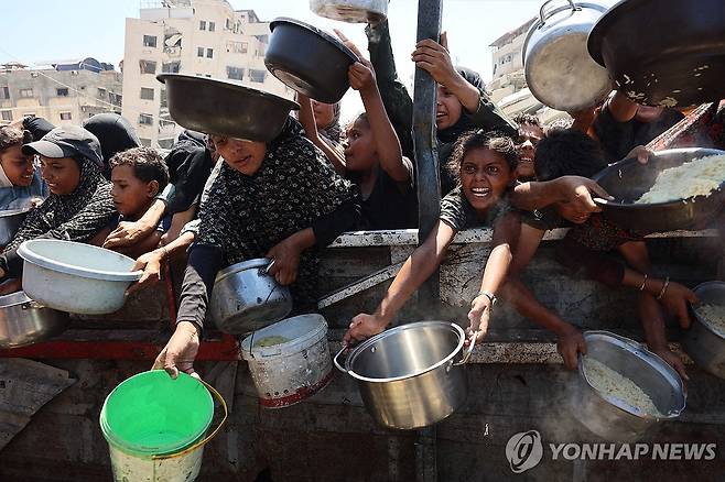 식량을 받기 위해 몰려든 가자 주민들 [AFP 연합뉴스. 재판매 및 DB 금지]