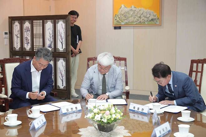 육동한 춘천시장(오른쪽)과 송곡대, 강촌레일파크 업무협약 [춘천시 제공.재판매 및 DB 금지]