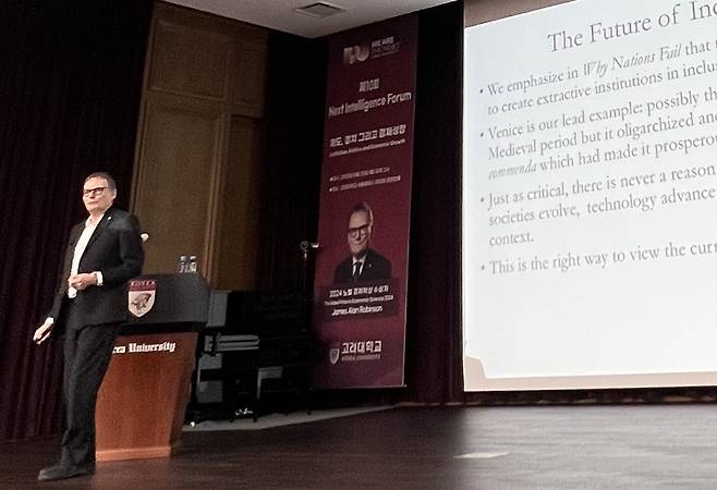 특별강연에 나선 제임스 로빈슨 미국 시카고대 정치학과 교수  (서울=연합뉴스) 최윤선 기자 = 2024년 노벨경제학상 수상자인 제임스 로빈슨 미국 시카고대 정치학과 교수가 고려대 대강당에서 강연하고 있다. 2025.8.25 ysc@yna.co.kr