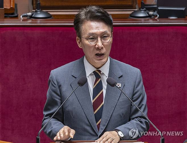 국회 예결위 출석해 인사말 하는 김민석 총리 (서울=연합뉴스) 황광모 기자 = 김민석 국무총리가 25일 국회에서 열린 예산결산특별위원회 전체 회의에 출석해 인사말을 하고 있다. 2025.8.25 hkmpooh@yna.co.kr