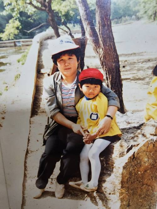 어린 시절 가수 김현성과 김현성의 어머니/본인 제공