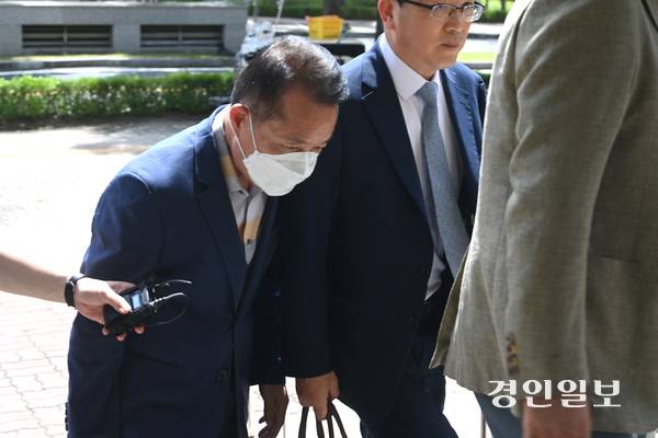 민간 사업자로부터 뇌물을 수수한 혐의를 받는 현직 경기도의원이 26일 구속 전 피의자 심문(영장실질심사)을 받기 위해 오후 안산시 단원구 수원지방법원 안산지원에 들어서고 있다. 2025.8.26 /최은성기자 ces7198@kyeongin.com