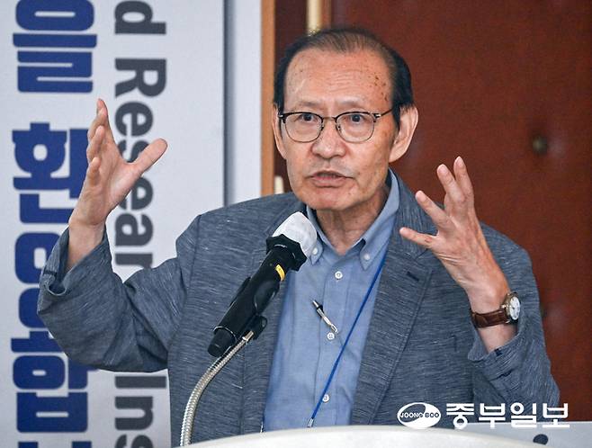 김병기 전 광복회 학술원장이 26일 오후 수원시 장안구 보육연구원에서 열린 광복 80주년 기념 학술회의에서 '경기도 독립운동과 한중 연합항전'을 주제로 발표하고 있다. 임채운기자
