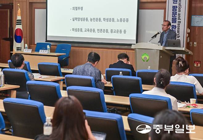 김병기 전 광복회 학술원장이 26일 오후 수원시 장안구 보육연구원에서 열린 광복 80주년 기념 학술회의에서 '경기도 독립운동과 한중 연합항전'을 주제로 발표하고 있다. 임채운기자