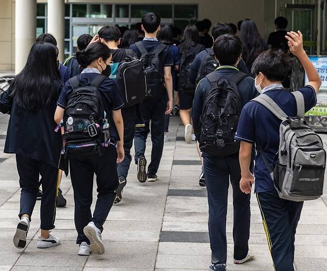 등교하는 중학생들. 연합뉴스 자료사진(해당 기사와 관련 없음)