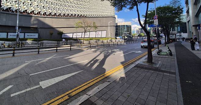 26일 서구의 한 백화점 앞에는 보행자 펜스가 있지만 맞은편 식당과 상점들 앞에는 펜스가 설치돼 있지 않다.(사진=이승찬 수습기자)