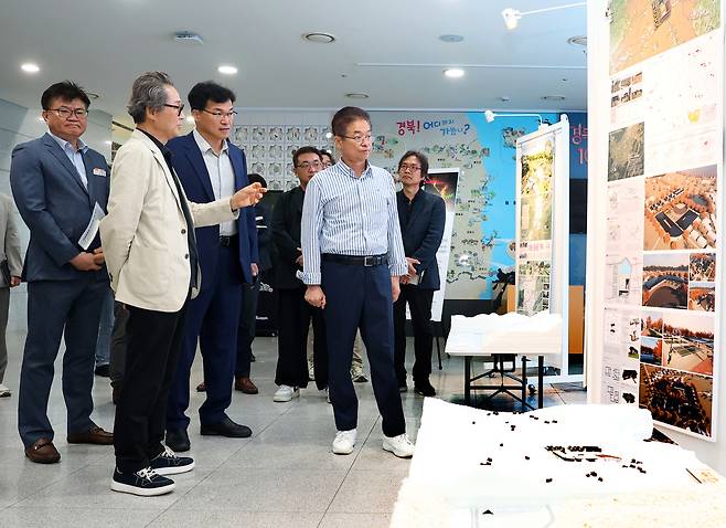 이철우 지사가 26일 경북도청 본관 1층 서편 전시홀에 마련된 ‘산불피해 마을 재창조 기본구상(안) 전시회’를 둘러보고 있다./경북도 제공