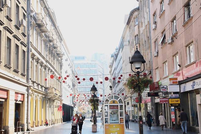 세르비아 베오그라드 구시가지. 동서양이 혼재한 듯한 건축물에서 그간 아픈 역사의 흔적을 느꼈다. /박필우 스토리텔링작가 제공