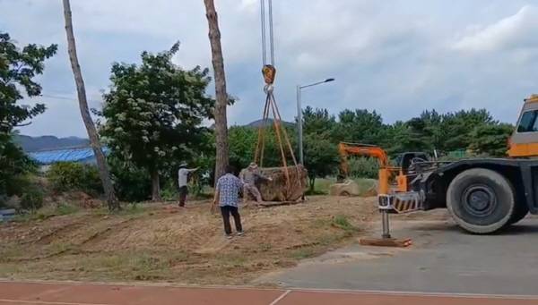 대형 크레인이 고인돌을 옮기는 모습.경북일보 독자 제공