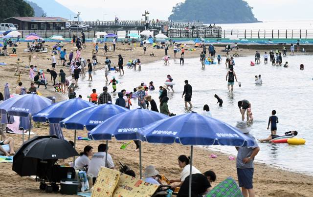 지난 7월 13일 창원시 마산합포구 광암해수욕장에서 시민들이 물놀이를 하고 있다./경남신문DB/