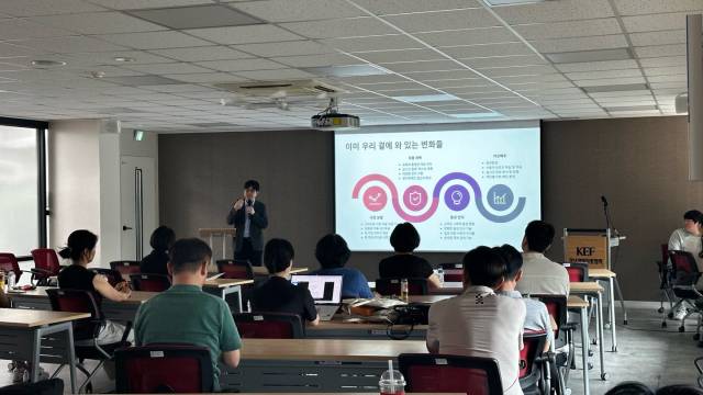 지난 22일 경남행복내일센터 강의실에서 이영동 창신대학교 스마트팩토리학부 교수가 발표하고 있다.