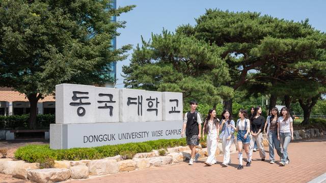 학교 정문의 교명석 앞으로 등교하는 학생들. 동국대 WISE캠퍼스 제공